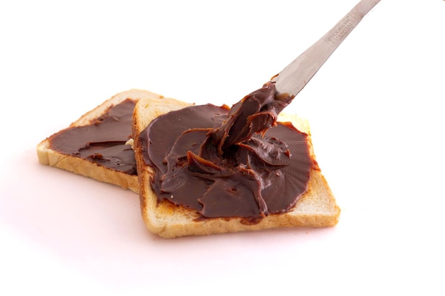 choco spread met brood op witte achtergrond