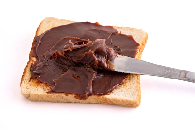 choco spread met brood op witte achtergrond