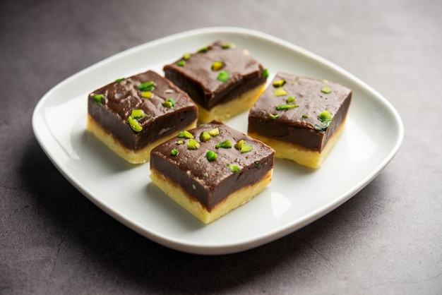 Photo choco vanilla pateesa or chocolate mawa barfi or or two layered burfi indian sweet or dessert