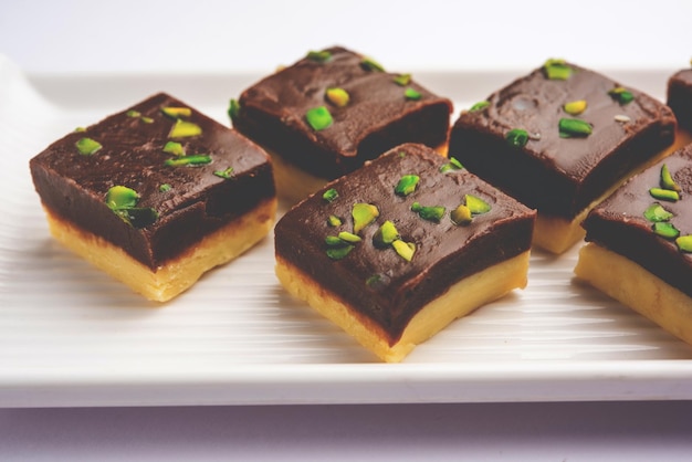 Choco Vanilla Pateesa of chocolade mawa barfi of of tweelaags burfi Indiaas zoet of dessert