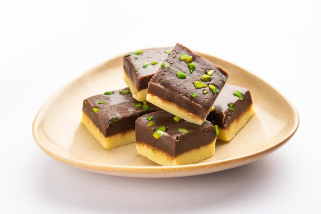 Choco Vanilla Pateesa of chocolade mawa barfi of of tweelaags burfi Indiaas zoet of dessert