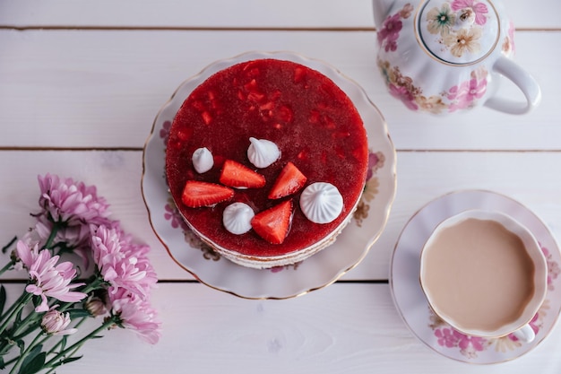 Chocolade aardbeien yoghurt cake versierd met vers fruit op houten tafel Heerlijke en zoete roze aardbeientaart voor Valentijnsdag of verjaardagsfeestje Zelfgemaakt bakkerij concept