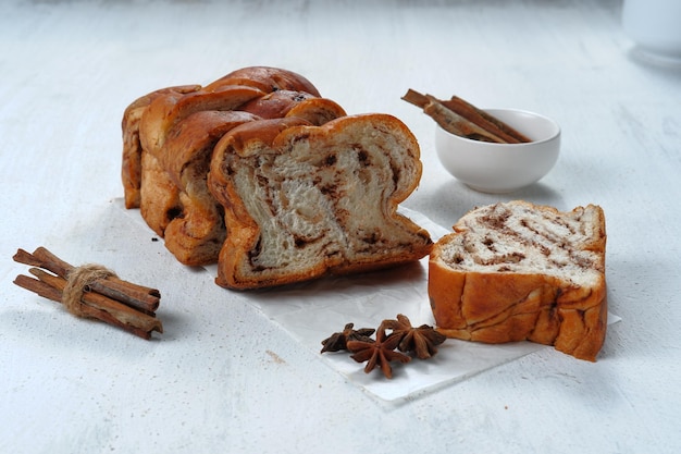 chocolade Babka of Brioche Brood-chocolade swirl brood, gesneden op een witte achtergrond.