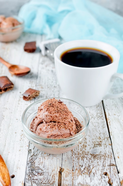 Chocolade balijs en kopje zwarte koffie