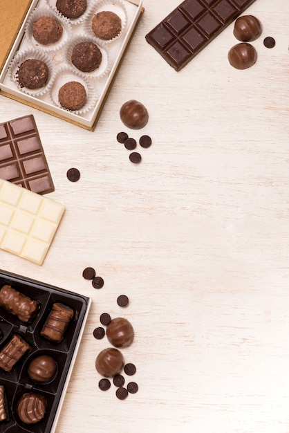 Chocolade ballen, koffiekopje en koffiekopje op tafel.