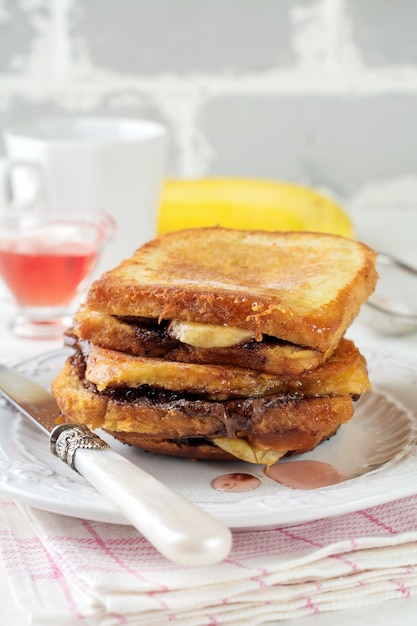 Chocolade banaan Franse toast op een licht