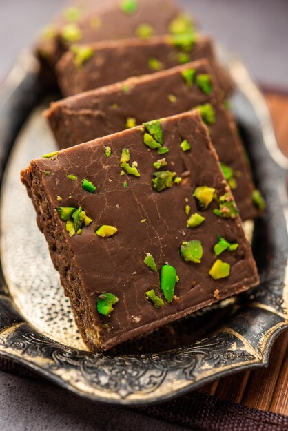 Chocolade barfi of choco burfi cake een tweak voor een indisch dessert of zoet voor festivals