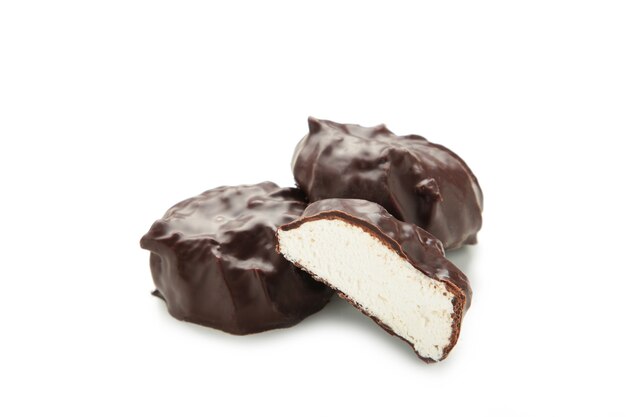 Chocolade behandelde marshmallows geïsoleerd op een witte ondergrond