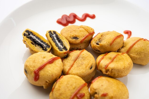 chocolade biscuit pakora pakodas of fritters creatieve Indiase thee snack