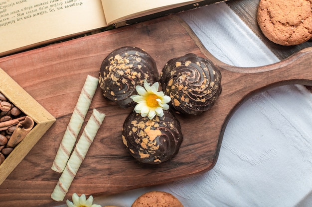 Chocolade bladerdeegkoekjes op houten raad