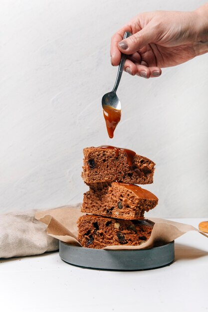 chocolade brownie cake met noten op witte achtergrond