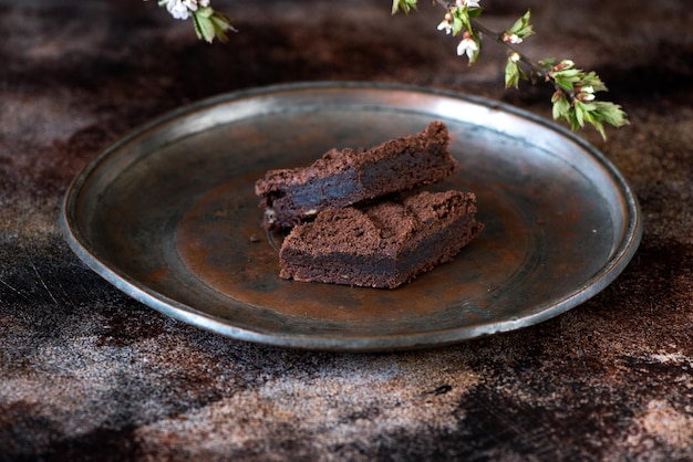 Chocolade brownie cake op een bord