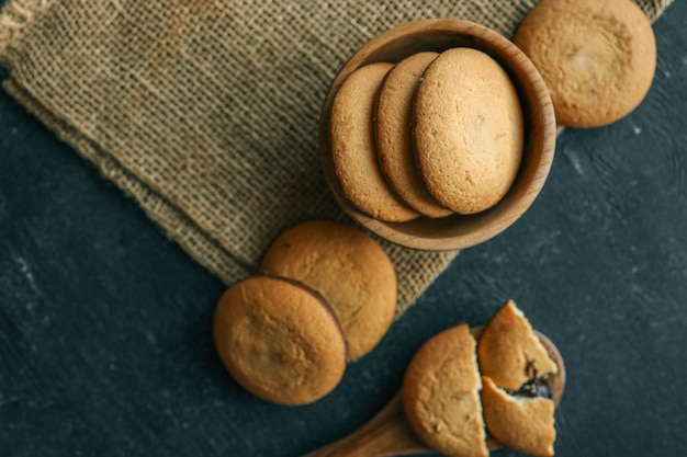 Chocolade brownie koekjes in een houten bord snoep