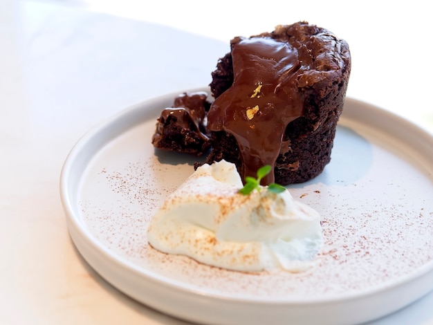 chocolade brownie lava cake geserveerd met slagroom