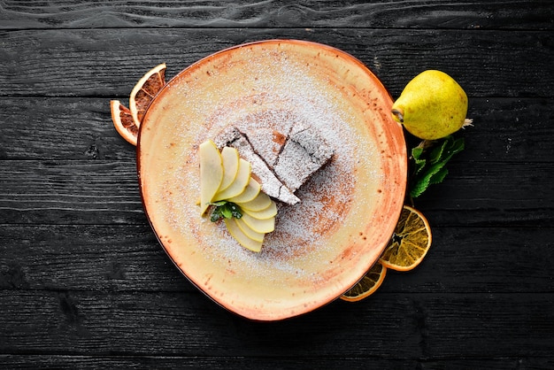 Chocolade Brownies Dessert Met Peer. Toetje, gebak. Op een houten achtergrond. Bovenaanzicht. Gratis exemplaar ruimte.