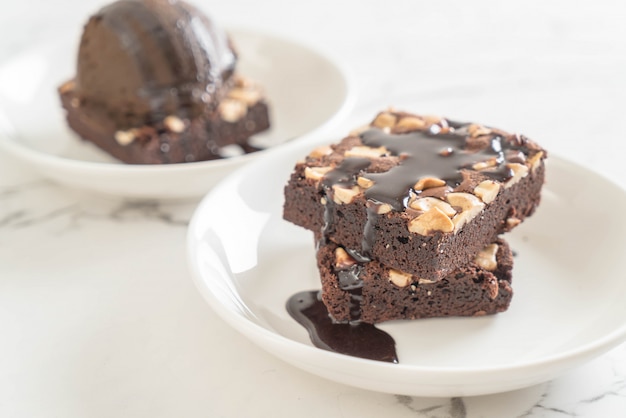 chocolade brownies met chocoladesaus