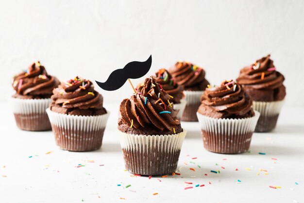 Chocolade cacao cupcakes met snor en hagelslag decor vaderdag