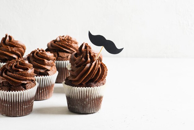 Chocolade cacao cupcakes met snor vaders dag concept