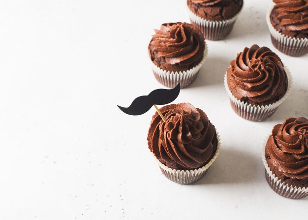 Chocolade cacao cupcakes met snor vaders dag concept