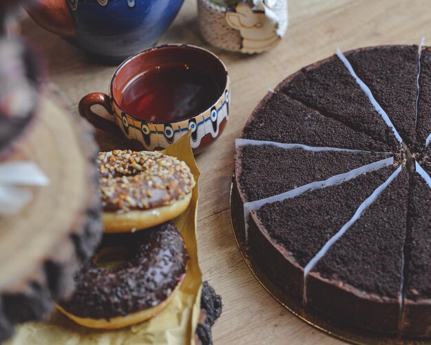 chocolade cheesecake op een houten tafelblad uitzicht