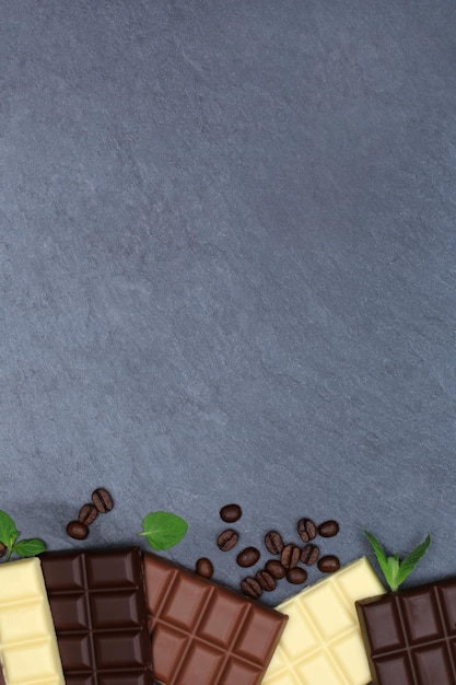 Foto chocolade chocoladereep voedsel leisteen staand formaat copyspace bovenaanzicht
