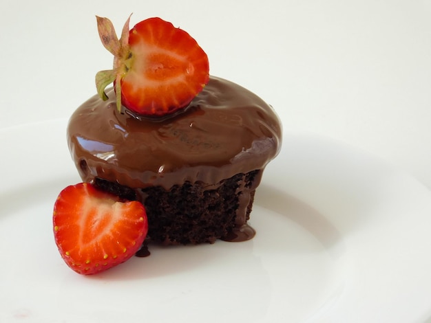 Foto chocolade cupcake met chocolade en aardbeien