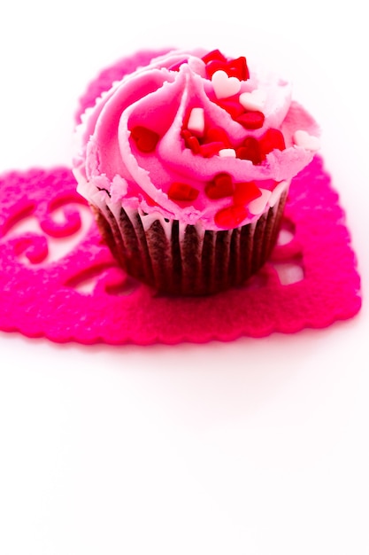 Chocolade cupcake met roze suikerglazuur versierd voor Valentijnsdag.
