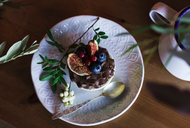 Chocolade cupcake met vijgen en bessen op een houten tafel. Uitzicht vanaf de top