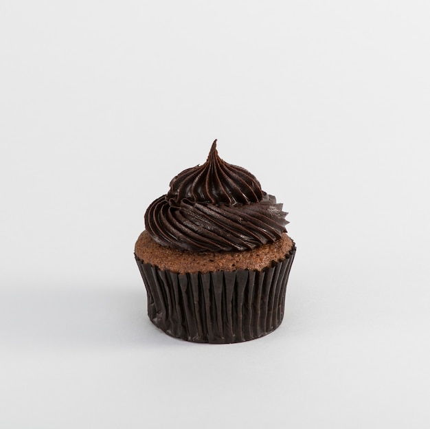 Chocolade cupcake op witte achtergrond, geïsoleerd