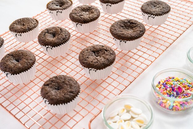 Chocolade cupcakes afkoelen voordat je ze decoreert met glazuur.