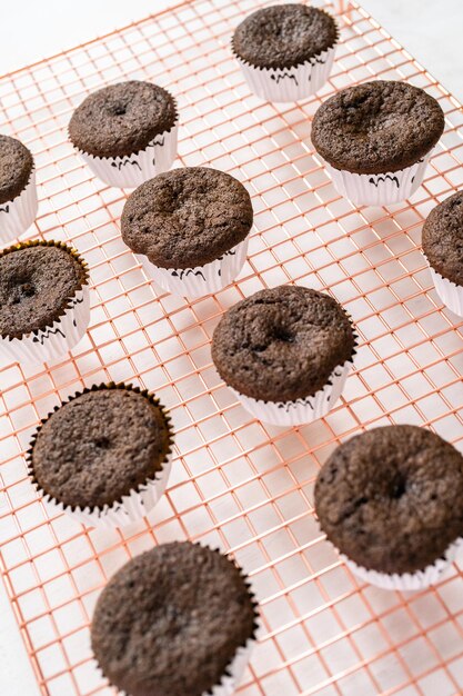 Chocolade cupcakes afkoelen voordat je ze decoreert met glazuur.