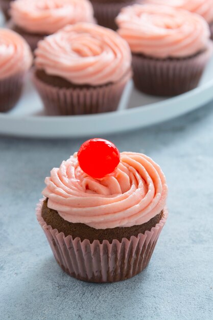 Chocolade cupcakes met aardbeien botercrème