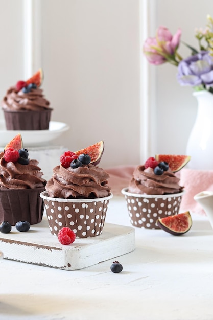 Chocolade cupcakes met bessen en room