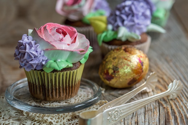 Chocolade cupcakes met bloemendecor