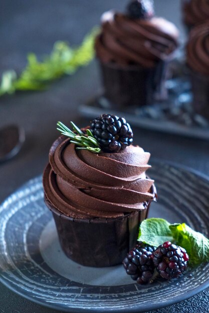 Chocolade cupcakes met bramen en munt Close-up