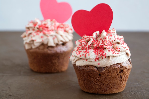 Chocolade cupcakes met chocoladestukjes. zelfgemaakte cake.