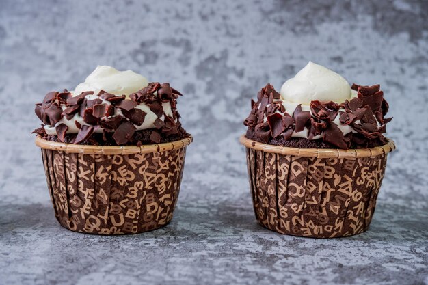 Chocolade Cupcakes met grijze achtergrond