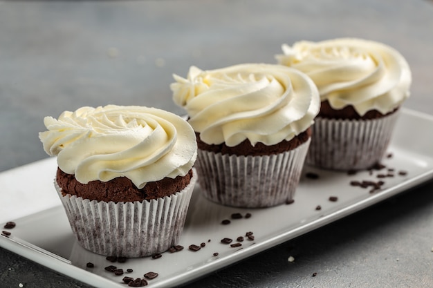 Chocolade cupcakes met roomkaas glazuur op een rek, heerlijk dessert