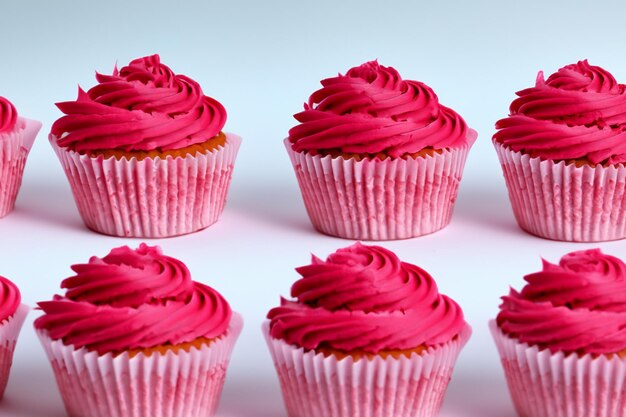 Chocolade cupcakes met roze glazuur geïsoleerd op een witte achtergrond