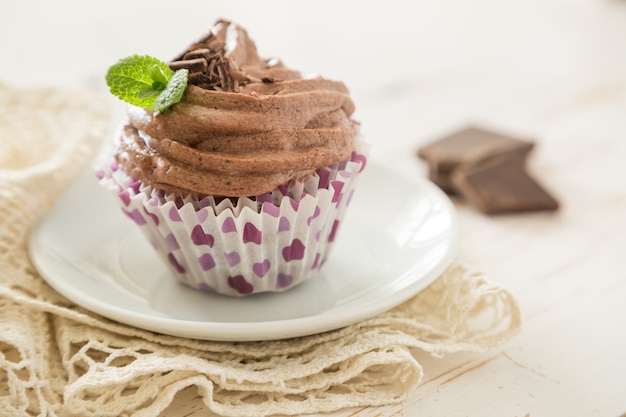 Chocolade cupcakes op wit hout