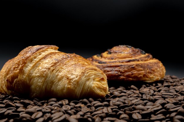 Chocolade Deens En Croissant Op Donkere Achtergrond