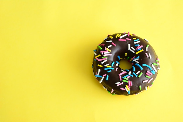 chocolade donut met regenboog hagelslag geïsoleerd, close-up