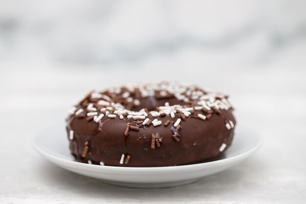 Chocolade donut op schaaltje op keramiek