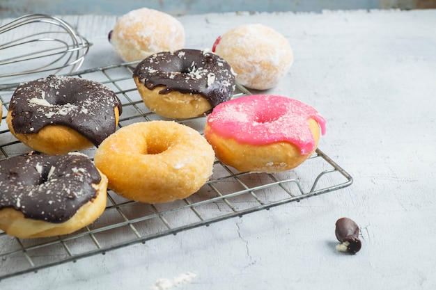 Chocolade donuts en roze donuts op de keukentafel