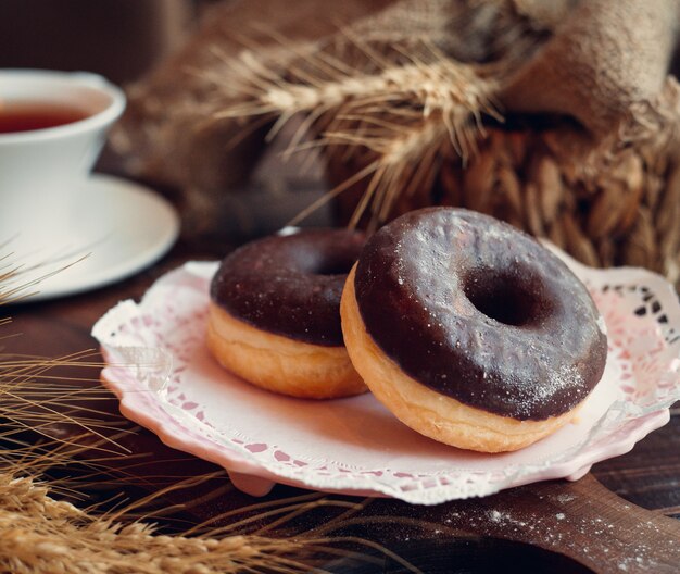 Chocolade donuts en theekopje