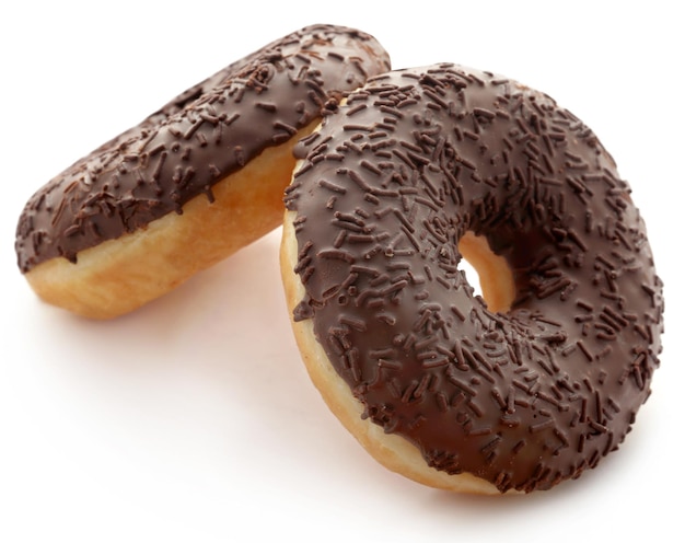 Chocolade donuts geïsoleerd op witte achtergrond