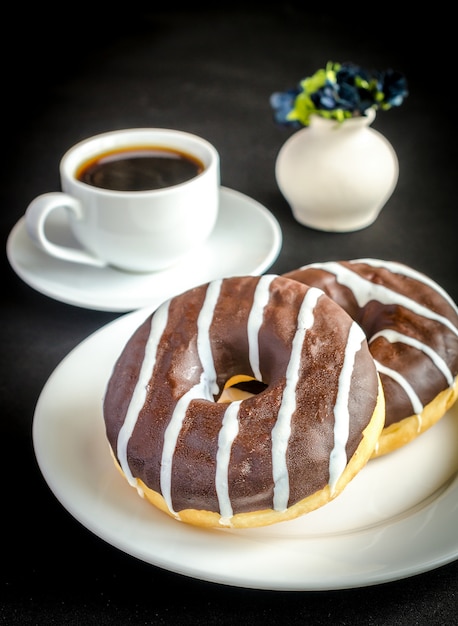 Chocolade donuts met een kopje koffie