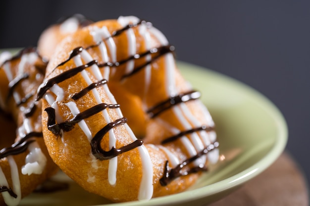 Foto chocolade donuts op een plaat