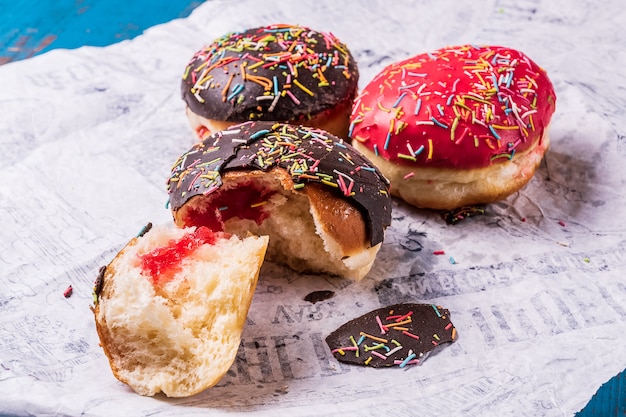 Chocolade donuts op wit papier