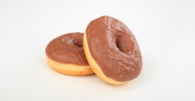 Chocolade donuts op witte achtergrond